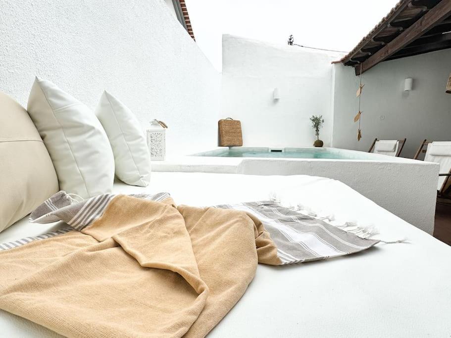 Costa Inn Beach House With Pool By Homeful Homes Кошта-да-Капарика Экстерьер фото